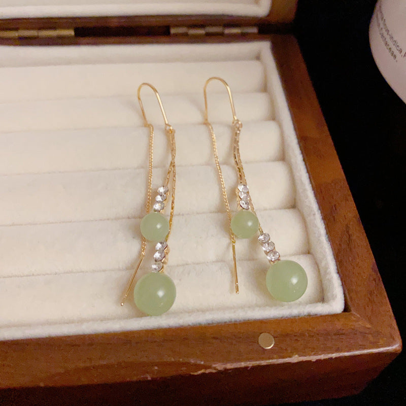 Stylish and versatile small fresh pearl earrings