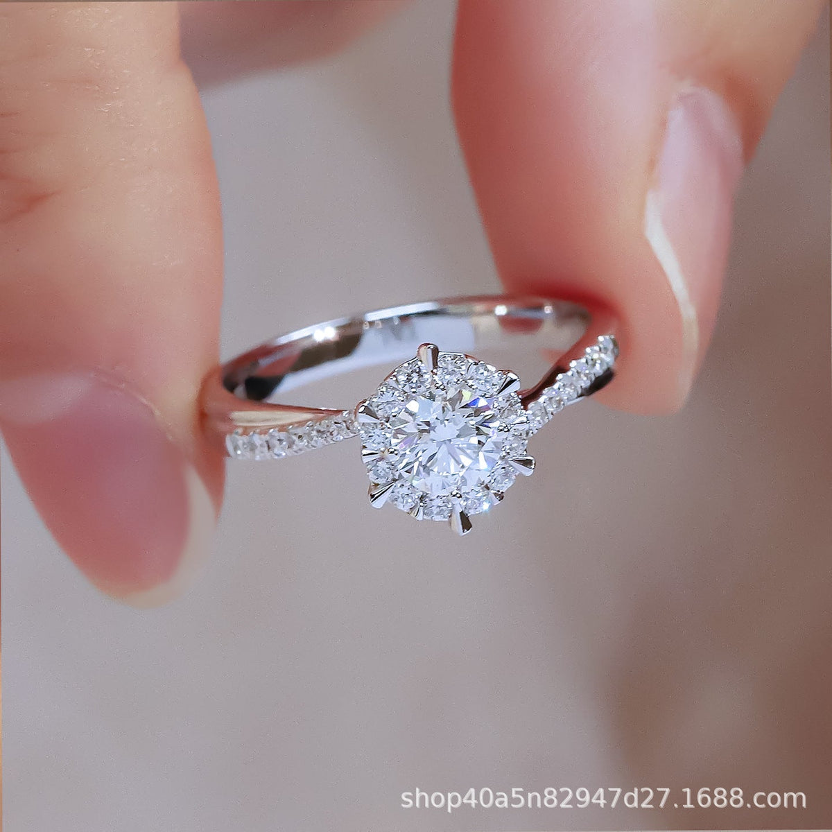 Light Luxury Twisted Arm Four-Claw Ring