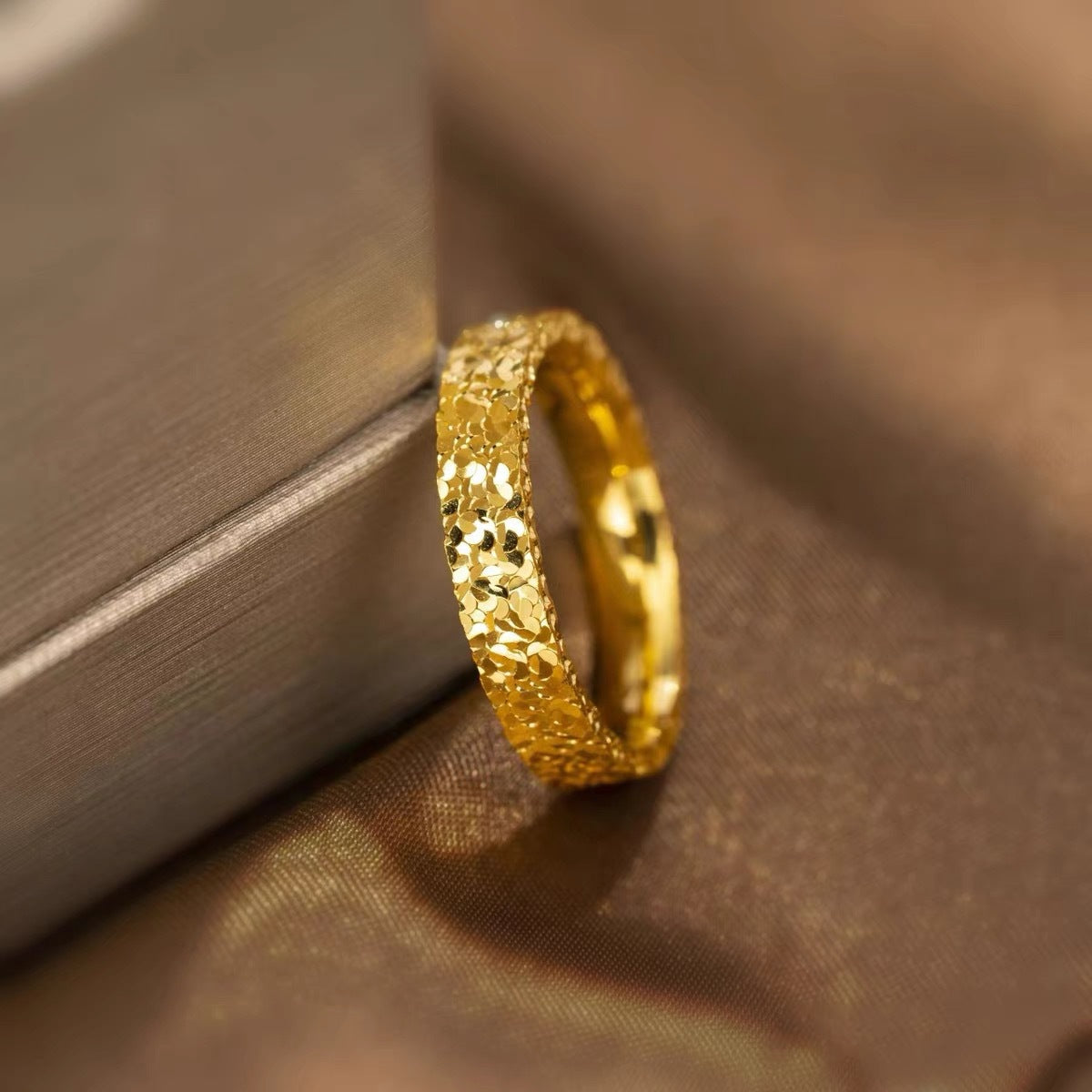 Gold crushed ice ring