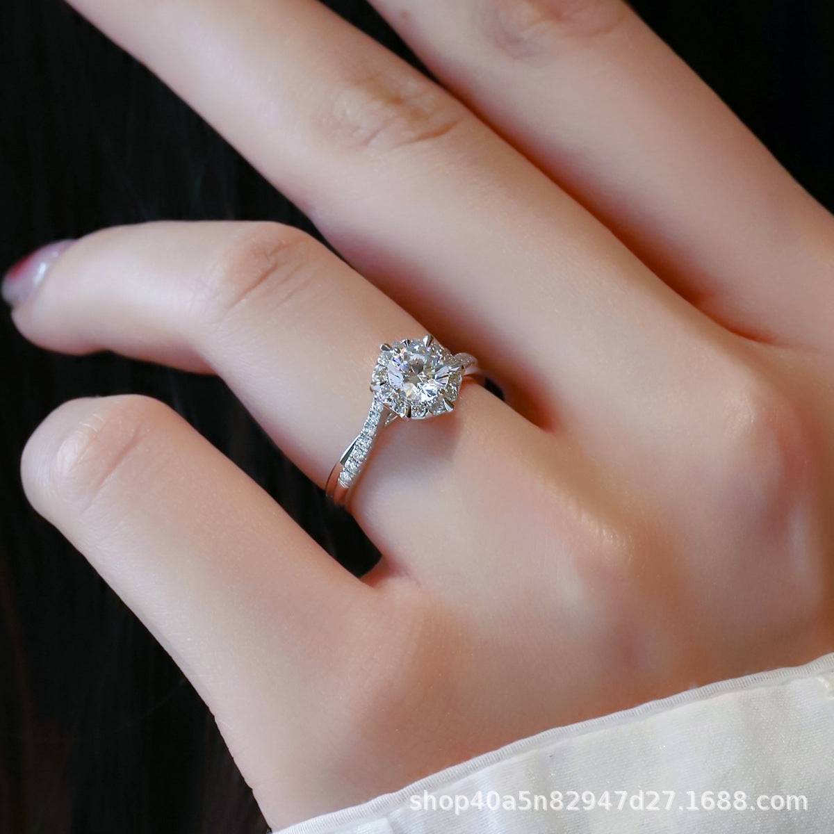 Light Luxury Twisted Arm Four-Claw Ring